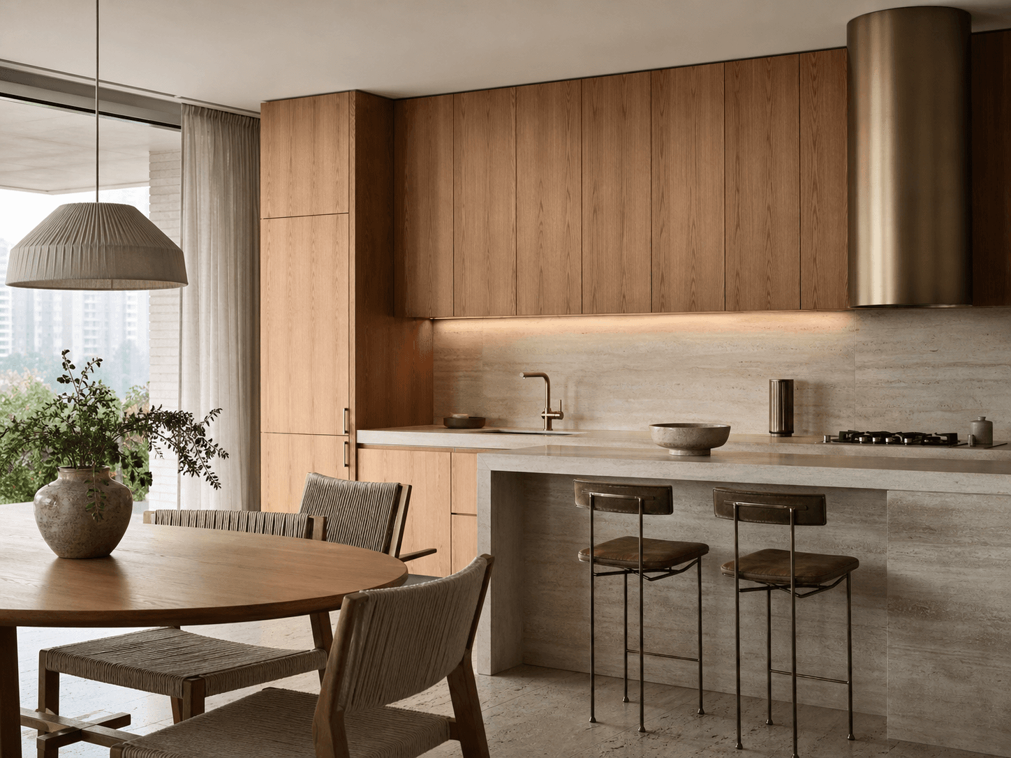Cozinha contemporânea com armários de madeira, pedra natural e metais discretos